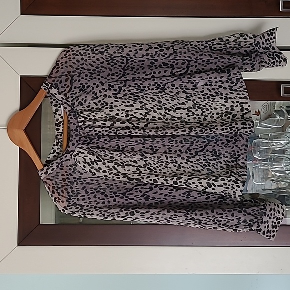 JL0 Semi-sheer Blouse ❤️ - Picture 2 of 8